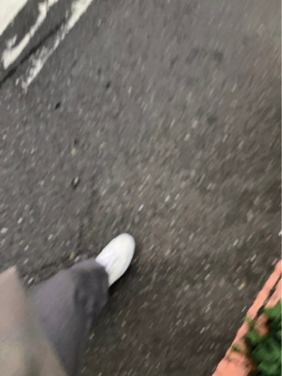 想記錄街景跑太急結果只拍到腳